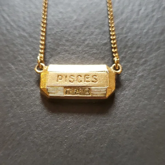 Vintage Trifari signed Zodiac Pisces Gold Tone Choker Necklace - Picture 4 of 9